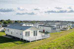 Vakantiewoning aan een grasveld